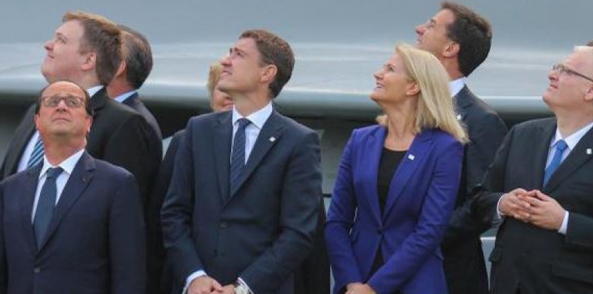 8910986-photo-sommet-de-l-otan-quand-hollande-regarde-ailleurs.20164301075.jpg
