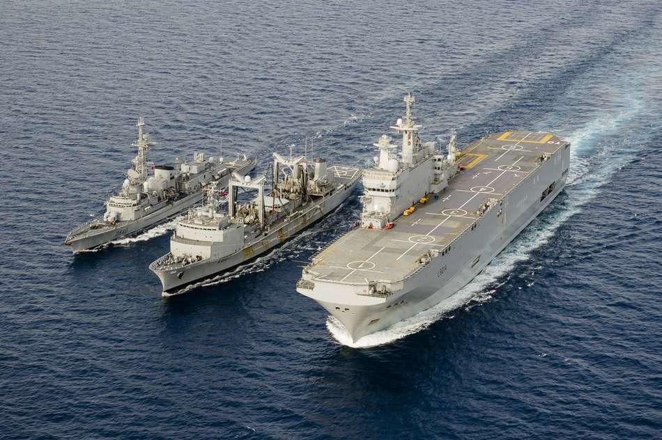 le-pr-meuse-ravitaille-en-double-le-bpc-tonnerre-et-la-fasm-georges-leygues-c-marine-nationale_sm_chenal.201542518024.jpg