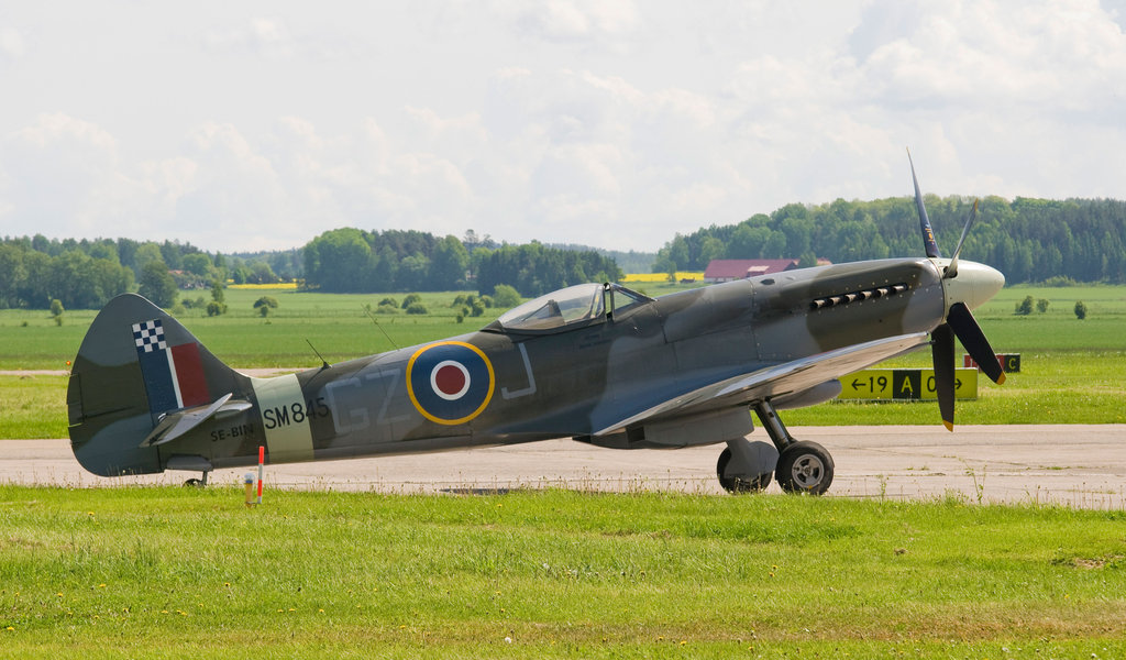 http://www.easy-upload.net/fichiers/spitfire_supermarine_mk18_by_magnusandersson.2015918132917.jpg